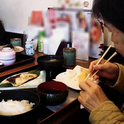 お食事処で昼食中の母の画像